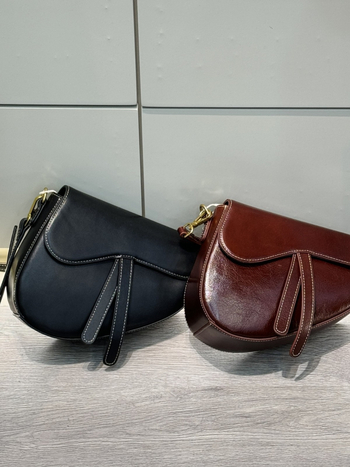 Ženska dizajnerska saddle torba, Proljeće 2025 – svestrana, visokokvalitetna crossbody torba s jednom remenom, koža prvog sloja goveda, srednja veličina, lagani luksuz