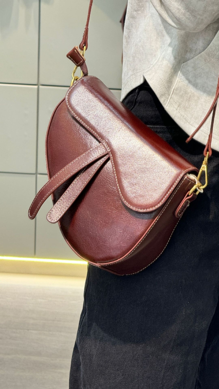 Ženska dizajnerska saddle torba, Proljeće 2025 – svestrana, visokokvalitetna crossbody torba s jednom remenom, koža prvog sloja goveda, srednja veličina, lagani luksuz