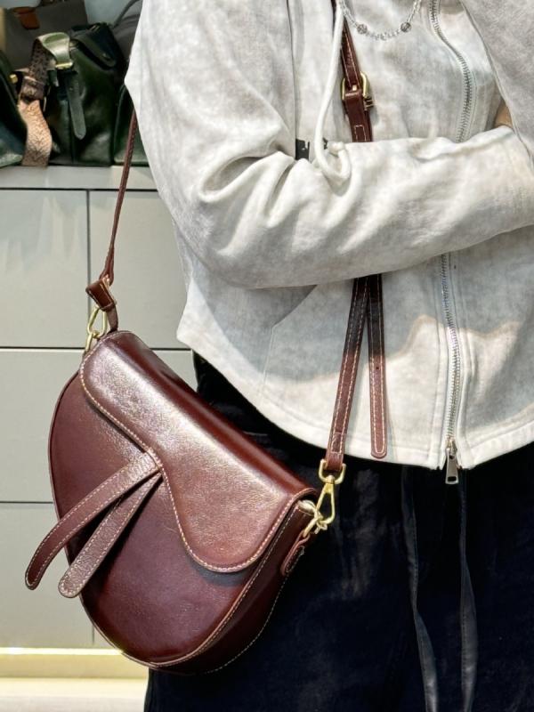 Ženska dizajnerska saddle torba, Proljeće 2025 – svestrana, visokokvalitetna crossbody torba s jednom remenom, koža prvog sloja goveda, srednja veličina, lagani luksuz