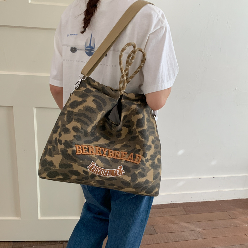 Ženska crossbody torba velike kapacitete, 2026 proljeće-ljeto, casual retro kamuflažni leopard print, tote torba za studente i svakodnevnu upotrebu