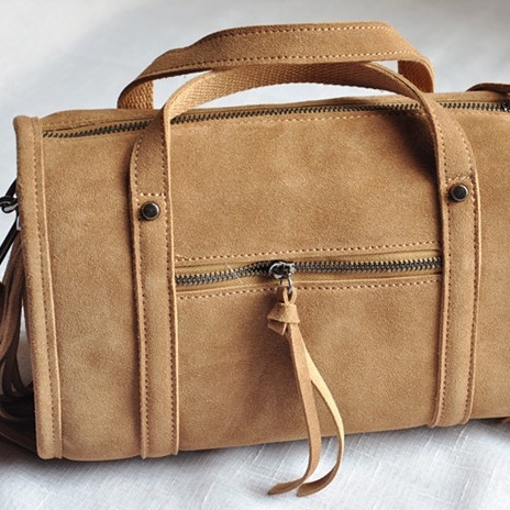 Ženska torbica od praveće kože s resicama u retro stilu, može se nositi preko ramena ili crossbody, cilindričnog oblika Boston, velur koža