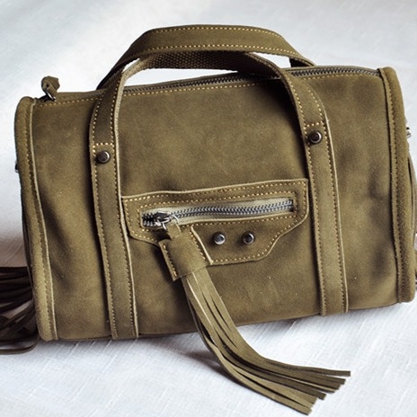 Ženska torbica od praveće kože s resicama u retro stilu, može se nositi preko ramena ili crossbody, cilindričnog oblika Boston, velur koža