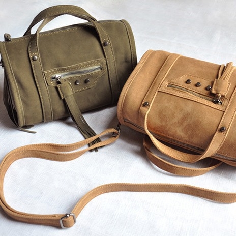 Ženska torbica od praveće kože s resicama u retro stilu, može se nositi preko ramena ili crossbody, cilindričnog oblika Boston, velur koža