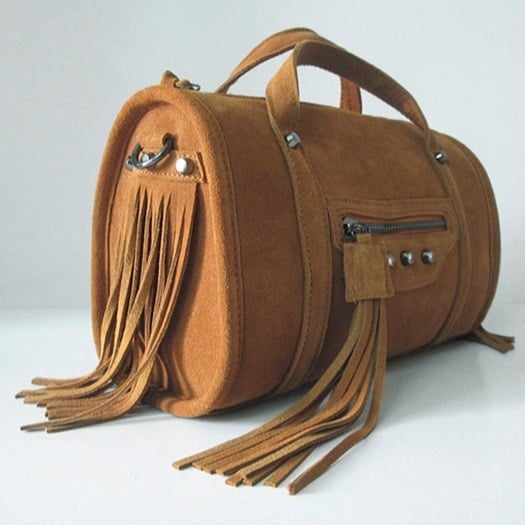 Ženska torbica od praveće kože s resicama u retro stilu, može se nositi preko ramena ili crossbody, cilindričnog oblika Boston, velur koža