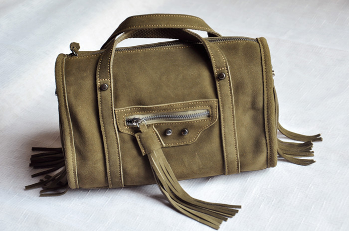 Ženska torbica od praveće kože s resicama u retro stilu, može se nositi preko ramena ili crossbody, cilindričnog oblika Boston, velur koža