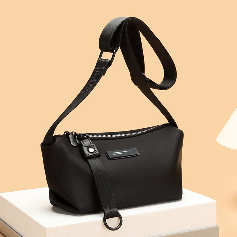 Crna vodootporna crossbody torba od Oxford platna za mlade žene – svakodnevna praktičnost, ulični stil, dumpling oblik