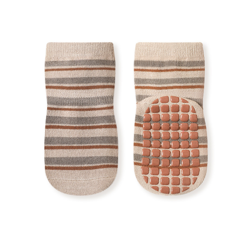 Kisgyermekek számára belső használatra készült pamut zokni csúszásmentes pöttyökkel, középmagasságú, jacquard mintával, 1-3 éveseknek.