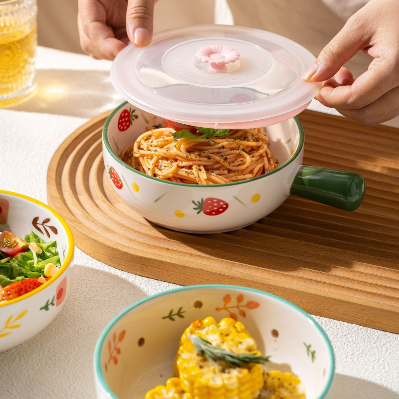 Bohemiai stílusú porcelán ebédtál fogantyúval, fedővel, mikrózható