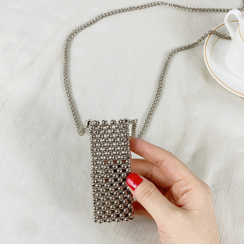 Mini crossbody torba od srebrno-akrilne boje, ručno pletene perlicama, otvoren vrh, bez podstavka