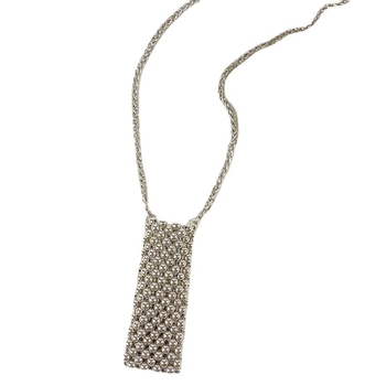 Mini crossbody torba od srebrno-akrilne boje, ručno pletene perlicama, otvoren vrh, bez podstavka