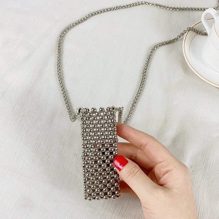 Mini crossbody torba od srebrno-akrilne boje, ručno pletene perlicama, otvoren vrh, bez podstavka