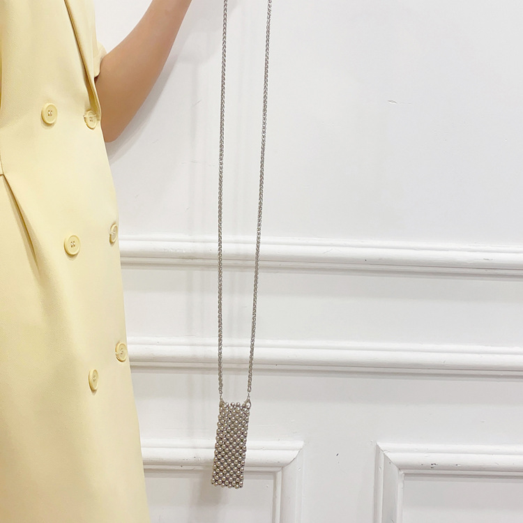 Mini crossbody torba od srebrno-akrilne boje, ručno pletene perlicama, otvoren vrh, bez podstavka