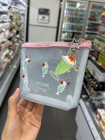 Izšivana mrežasta kozmetička torbica u boji Cream Soda, prostor za ruž i spužvicu za puder, prijenosna