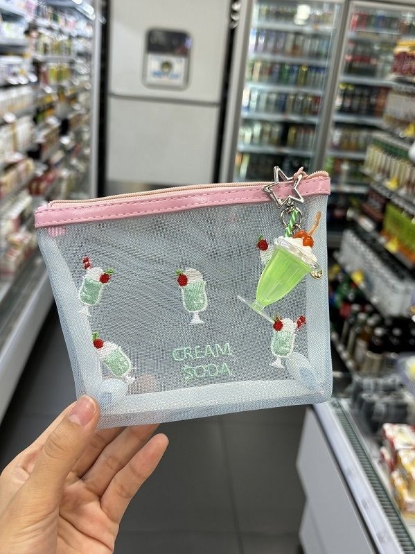 Izšivana mrežasta kozmetička torbica u boji Cream Soda, prostor za ruž i spužvicu za puder, prijenosna