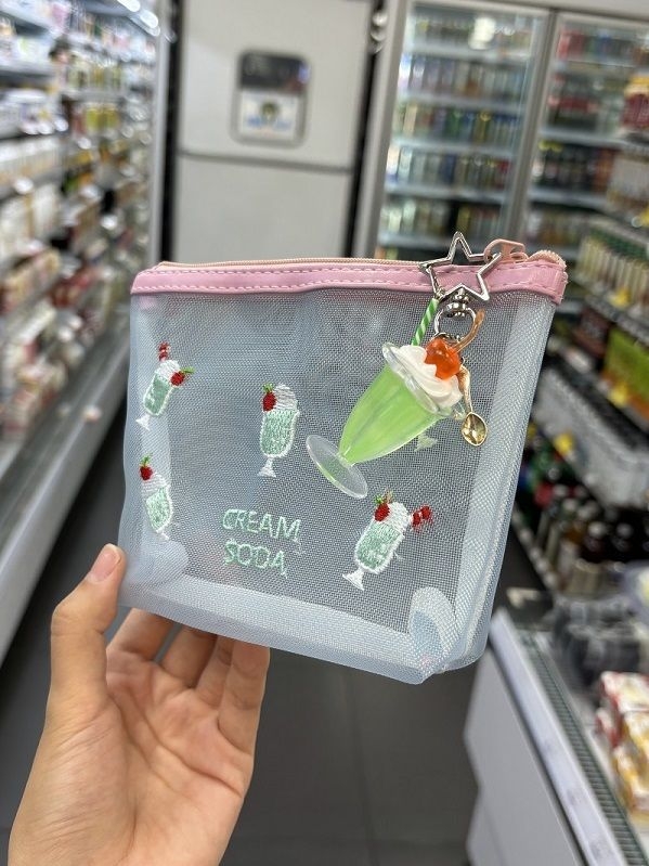 Izšivana mrežasta kozmetička torbica u boji Cream Soda, prostor za ruž i spužvicu za puder, prijenosna