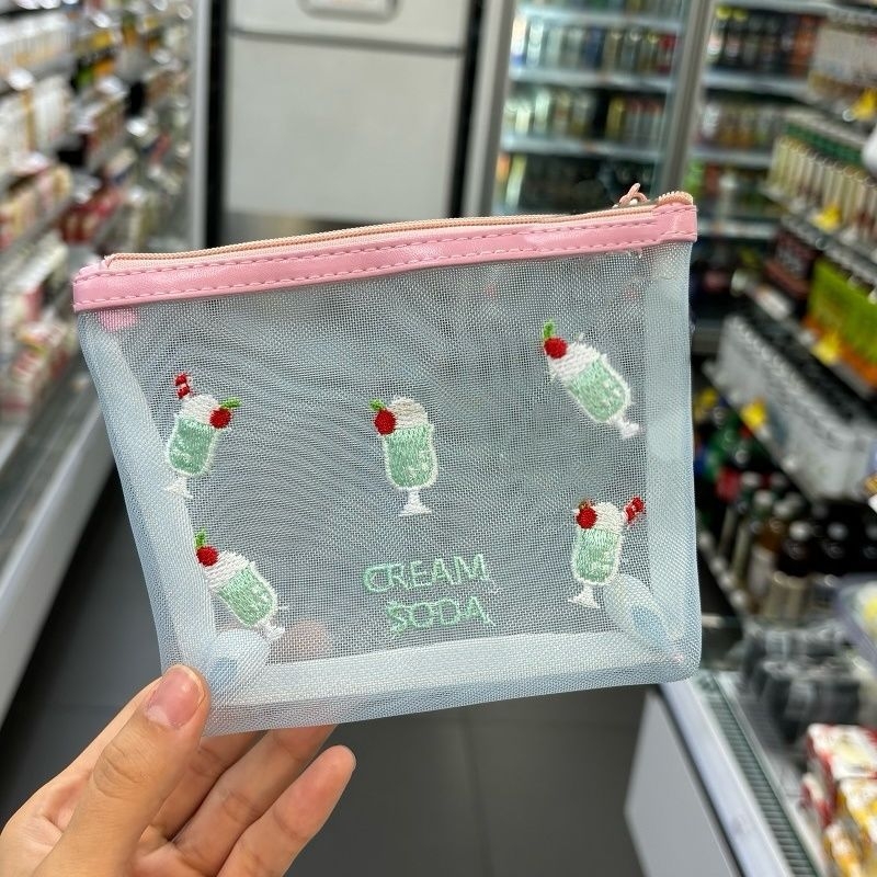 Izšivana mrežasta kozmetička torbica u boji Cream Soda, prostor za ruž i spužvicu za puder, prijenosna