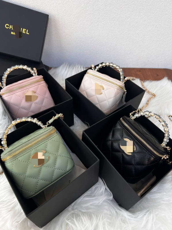 Mini torbica s lančanim okvirom i perlatom drškom, ogledalo, pretinac za ruž, na rame ili crossbody, PU materijal, proljeće 2025