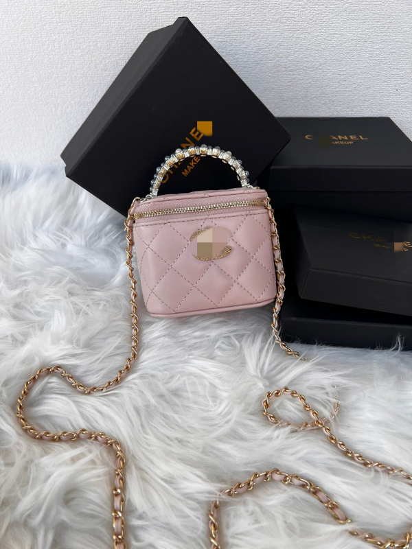 Mini torbica s lančanim okvirom i perlatom drškom, ogledalo, pretinac za ruž, na rame ili crossbody, PU materijal, proljeće 2025