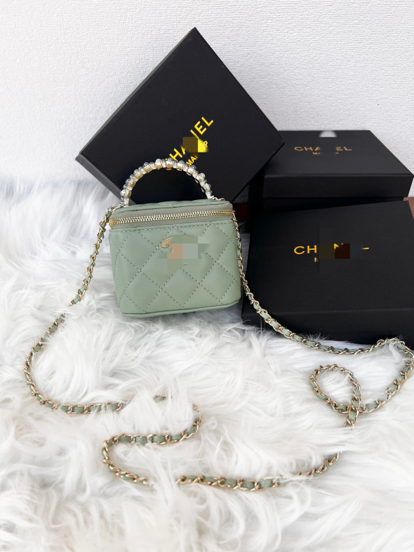 Mini torbica s lančanim okvirom i perlatom drškom, ogledalo, pretinac za ruž, na rame ili crossbody, PU materijal, proljeće 2025