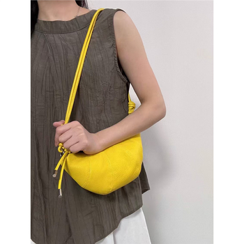 Torba Tote u avokadoj boji, croissant stil torba, nišni dizajn, korejska sedlovna torba, moderna i svestrana