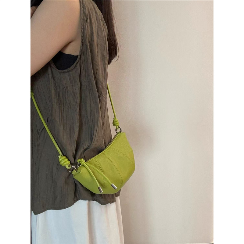 Torba Tote u avokadoj boji, croissant stil torba, nišni dizajn, korejska sedlovna torba, moderna i svestrana