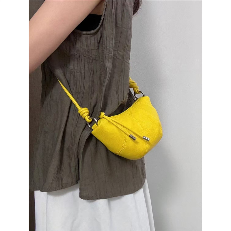 Torba Tote u avokadoj boji, croissant stil torba, nišni dizajn, korejska sedlovna torba, moderna i svestrana