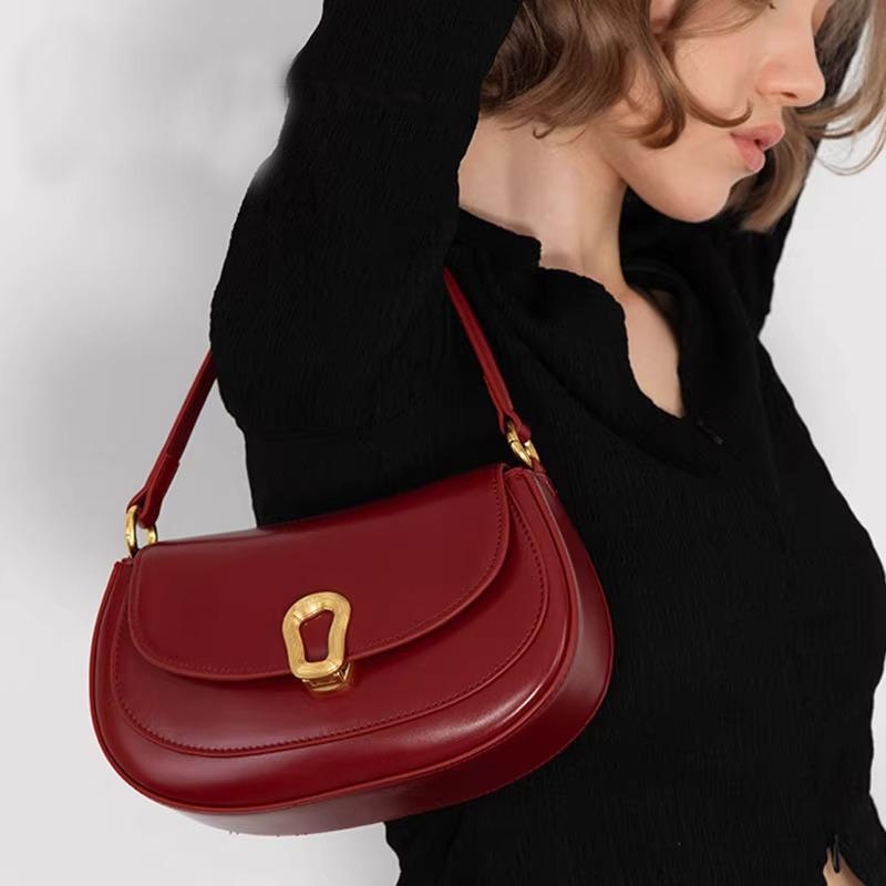 Retro crvena sedlasta torbica s crossbody remenom, elegantna za svakodnevnu uporabu ili svadbene prilike, model 2025