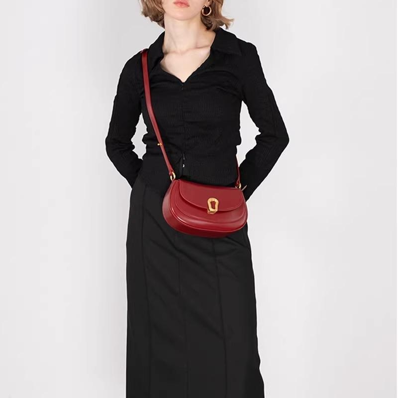 Retro crvena sedlasta torbica s crossbody remenom, elegantna za svakodnevnu uporabu ili svadbene prilike, model 2025