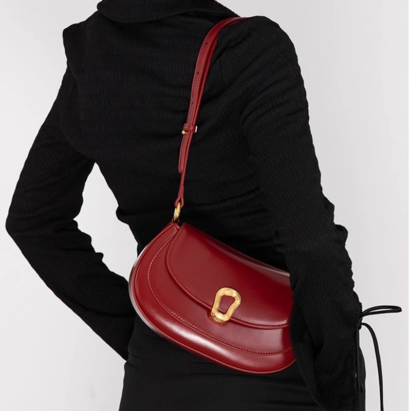 Retro crvena sedlasta torbica s crossbody remenom, elegantna za svakodnevnu uporabu ili svadbene prilike, model 2025