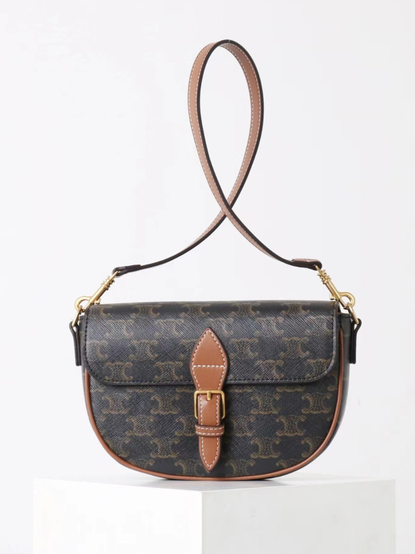 Ženska kožna saddle crossbody torbica s monogramom, vintage stil, mala kvadratna forma, model 2025
