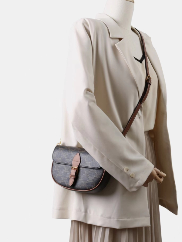 Ženska kožna saddle crossbody torbica s monogramom, vintage stil, mala kvadratna forma, model 2025