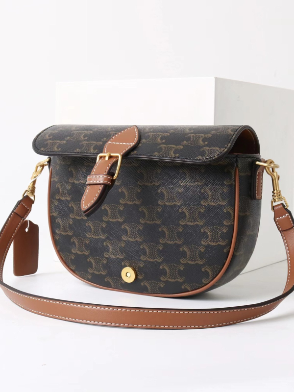 Ženska kožna saddle crossbody torbica s monogramom, vintage stil, mala kvadratna forma, model 2025