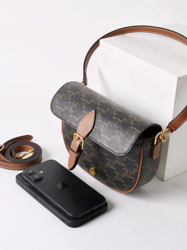 Ženska kožna saddle crossbody torbica s monogramom, vintage stil, mala kvadratna forma, model 2025