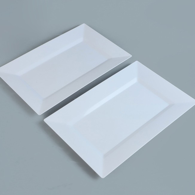 Farfurie de unică folosință din plastic alb imitând porțelanul, material PS de calitate alimentară, dreptunghiulară, margine aurie, ștanțare la cald
