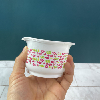 Bol de orez de unică folosință, cu model floral, din plastic alimentar gros, însoțit de tacâmuri cu bețișoare pentru banchete