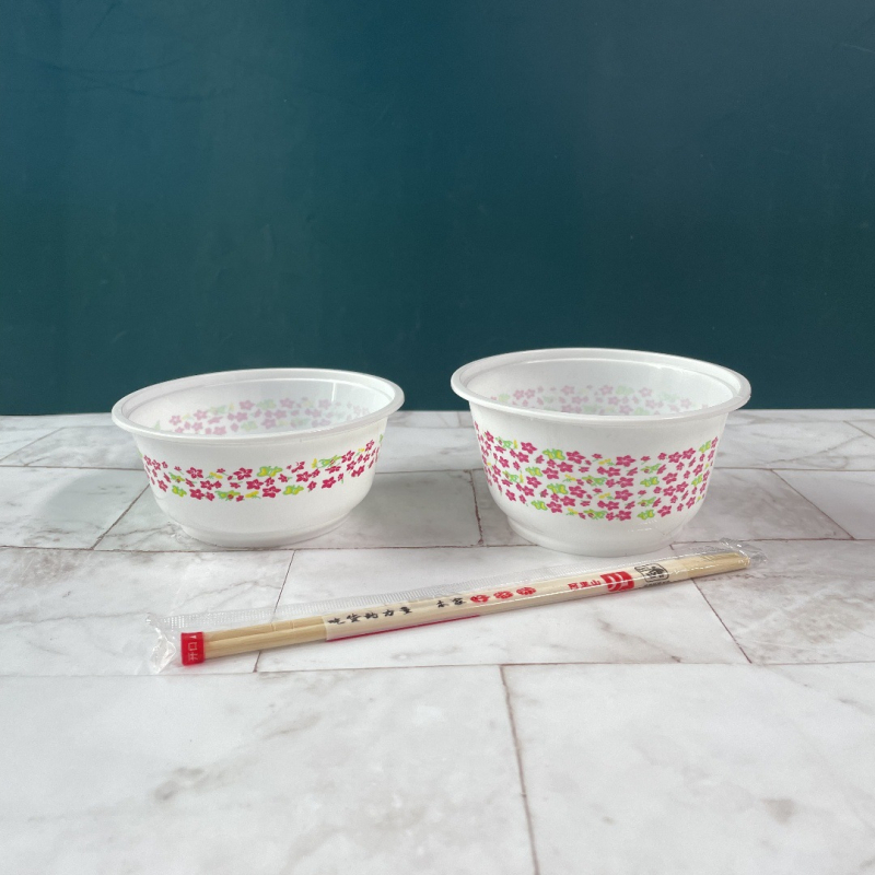 Bol de orez de unică folosință, cu model floral, din plastic alimentar gros, însoțit de tacâmuri cu bețișoare pentru banchete