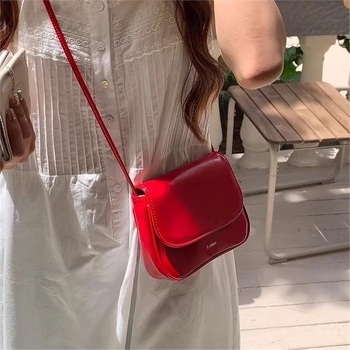 Ženska crvena sedlovna torba preko ramena, proljeće 2025, minimalistički elegantan dizajn