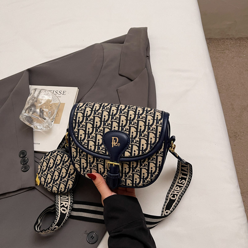 Elegantna ženska saddle torba s motivom slova, s jednim naramenicom, mala