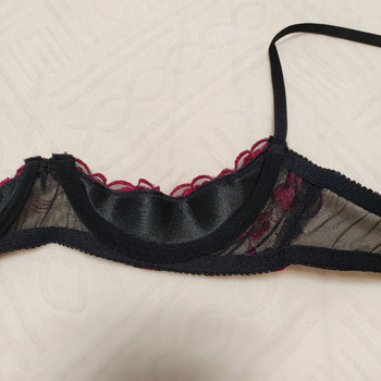 Seksi izvezeni čipkasti grudnjak s čeličnim kostima, set tangi i pojasa za čarape