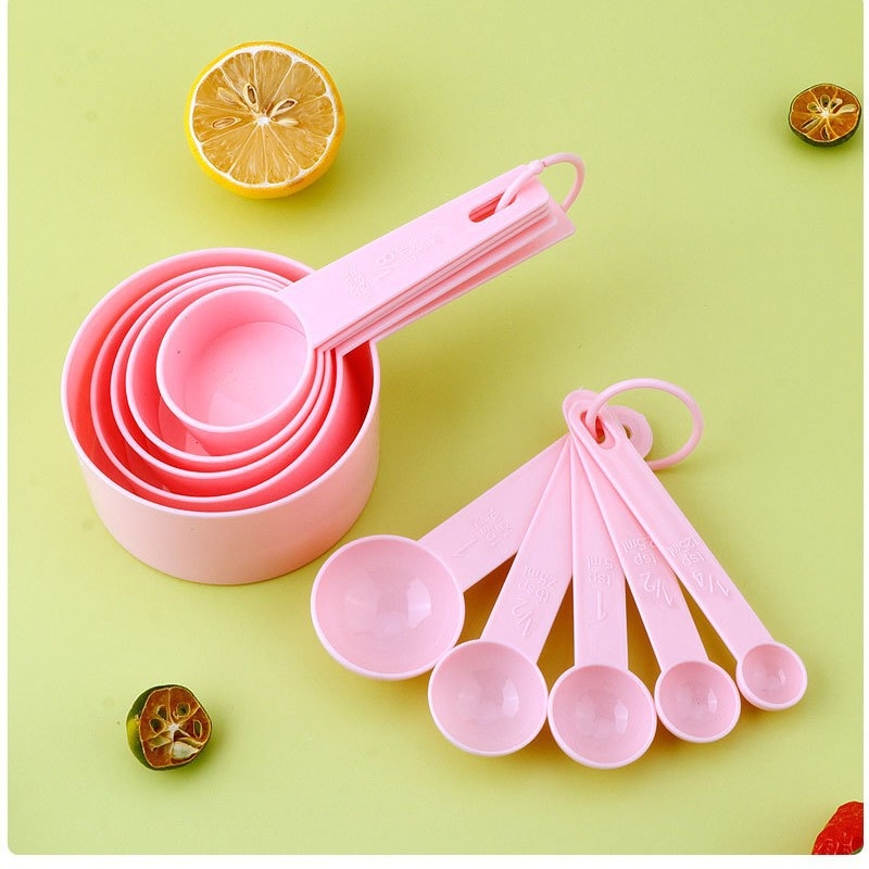 Set de 10 linguri și căni de măsurat din plastic, cu scală, pentru cofetărie; include lingură pentru pudră de lapte.