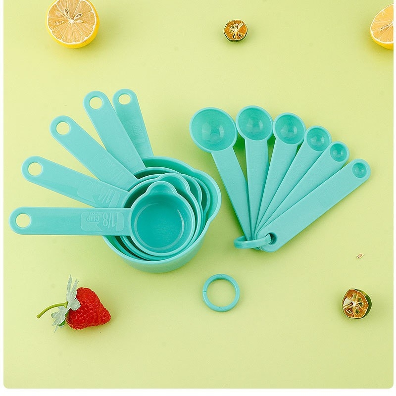 Set de 10 linguri și căni de măsurat din plastic, cu scală, pentru cofetărie; include lingură pentru pudră de lapte.