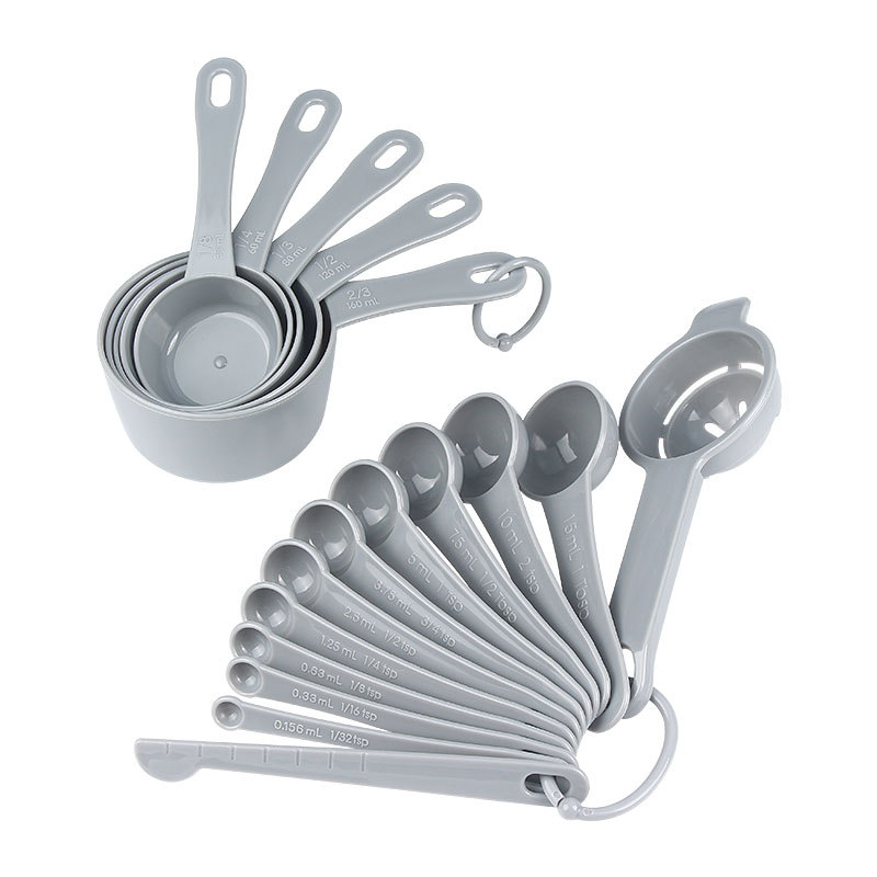 Set din plastic cu pahare și linguri de măsurat, cu marcaje, 17 piese, include separator de albuș