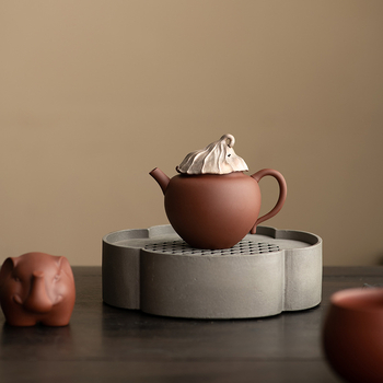 Ceainic din ceramică grosieră, cu motiv de lotus uscat şi finisaj placat cu argint, inspirat de arta ceramică japoneză, pentru ceremonia Kung Fu, un ceainic.