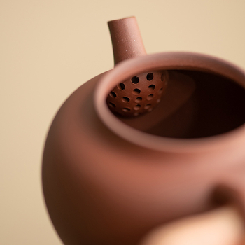 Ceainic din ceramică grosieră, cu motiv de lotus uscat şi finisaj placat cu argint, inspirat de arta ceramică japoneză, pentru ceremonia Kung Fu, un ceainic.