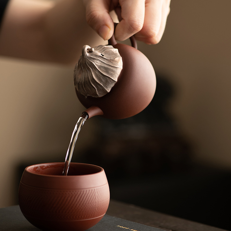 Ceainic din ceramică grosieră, cu motiv de lotus uscat şi finisaj placat cu argint, inspirat de arta ceramică japoneză, pentru ceremonia Kung Fu, un ceainic.