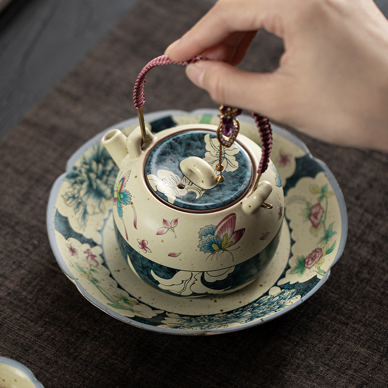 Set ceramic pentru ceai cu ceainic și cești, bază izolantă, tavă pentru gustări și tavă pentru infuzie uscată, motiv Fluture-Lilie