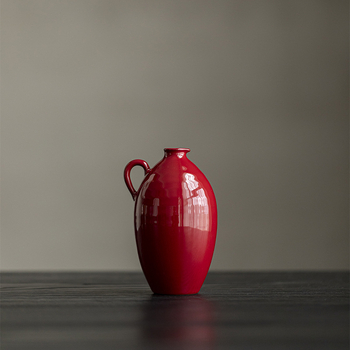 Dispenser ceramic pentru vin într-o nuanță oker-roșu și vas de încălzire, aranjament floral în stil chinezesc, cu o vază mică