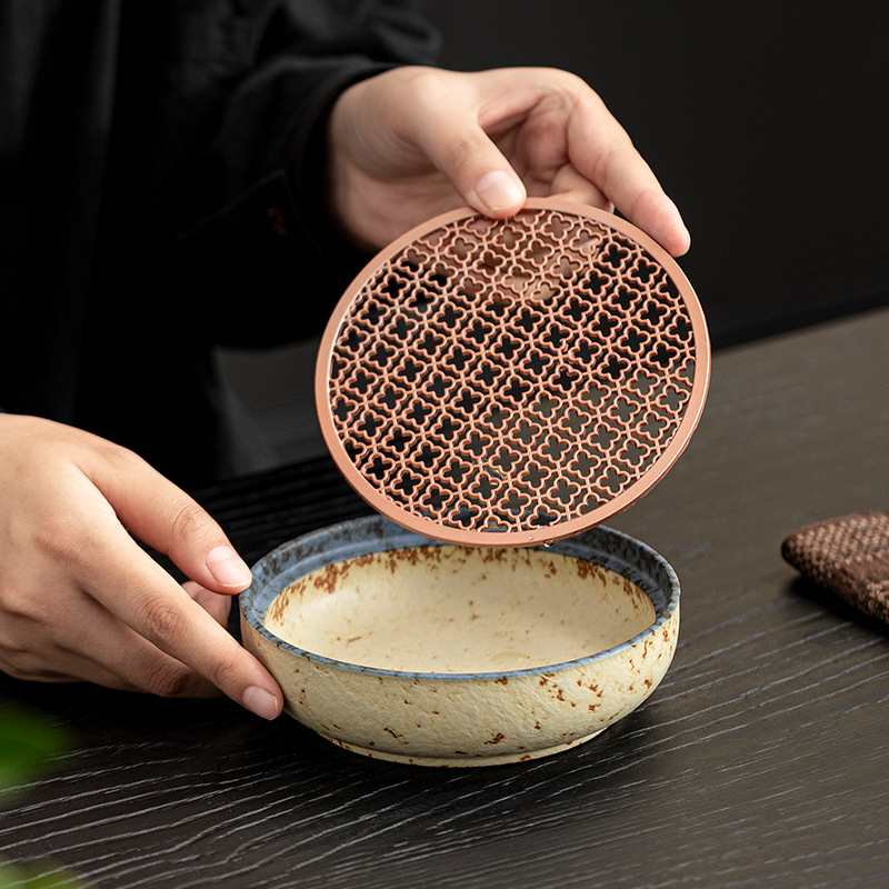 Suport ceramic pentru ceainic, model albastru-alb cu fluture roșu în nori, capacitate 175 ml