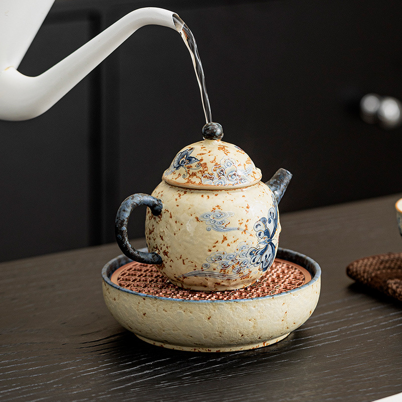 Suport ceramic pentru ceainic, model albastru-alb cu fluture roșu în nori, capacitate 175 ml