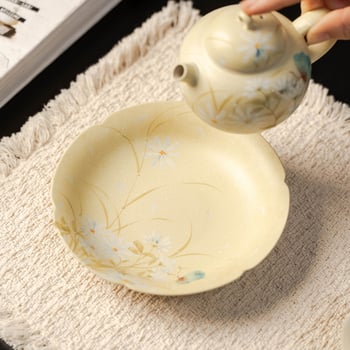 Suport ceramic pentru ceainic cu design floral, tavă de ceai pictată manual cu margarete, accesoriu pentru ceremonia ceaiului